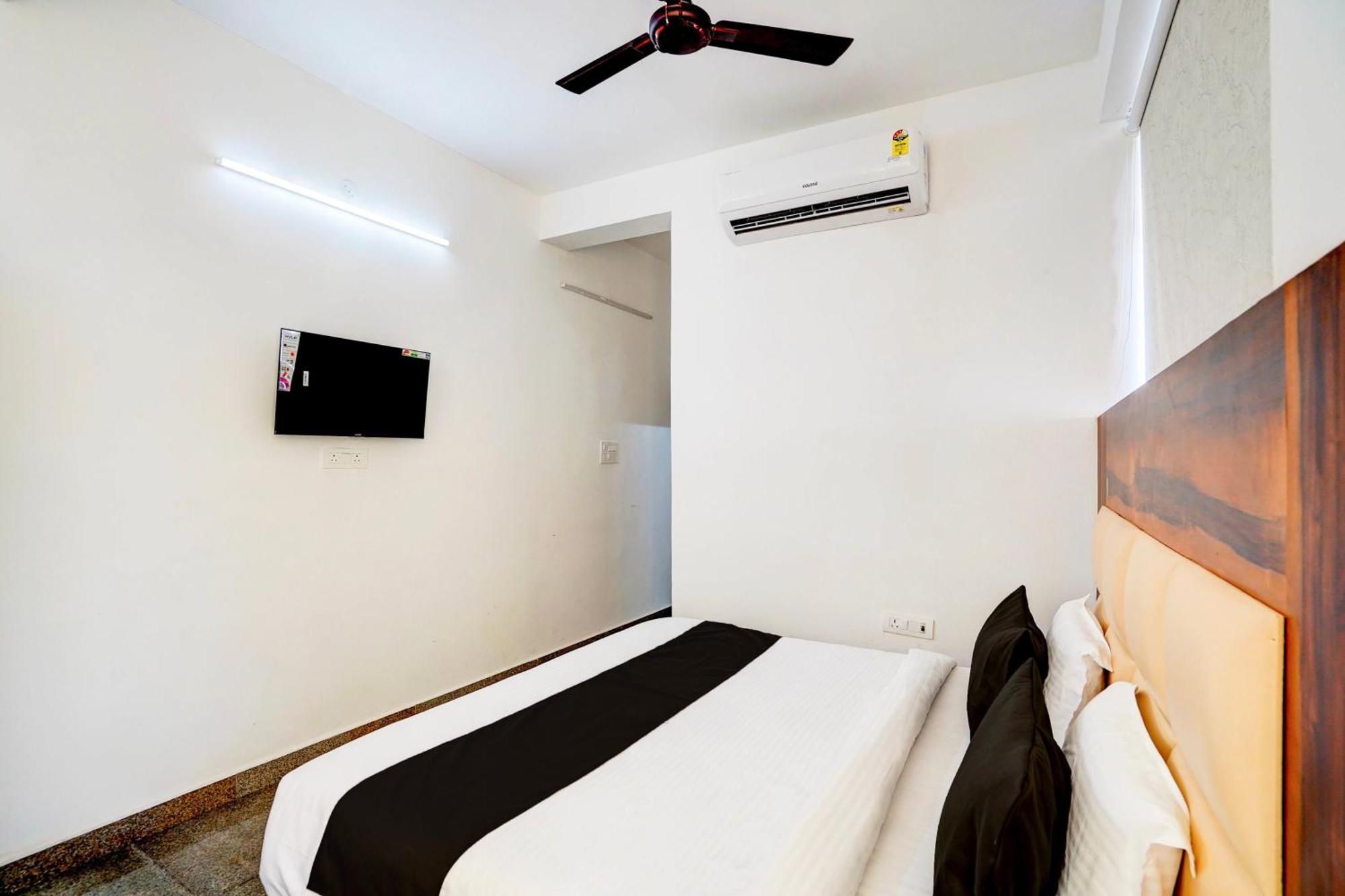 Collection O Apple Tree Hotel Noida Ngoại thất bức ảnh