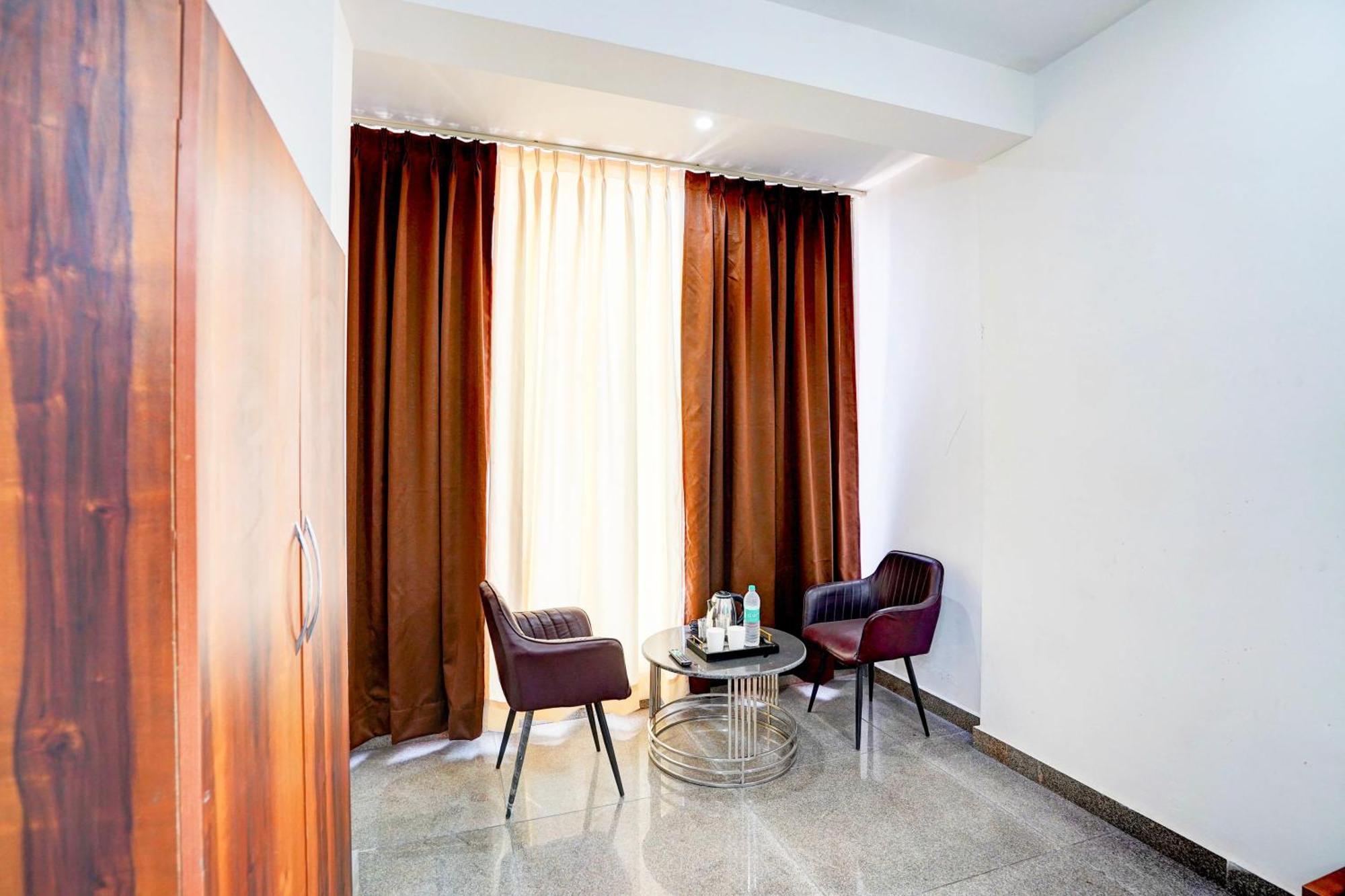 Collection O Apple Tree Hotel Noida Ngoại thất bức ảnh
